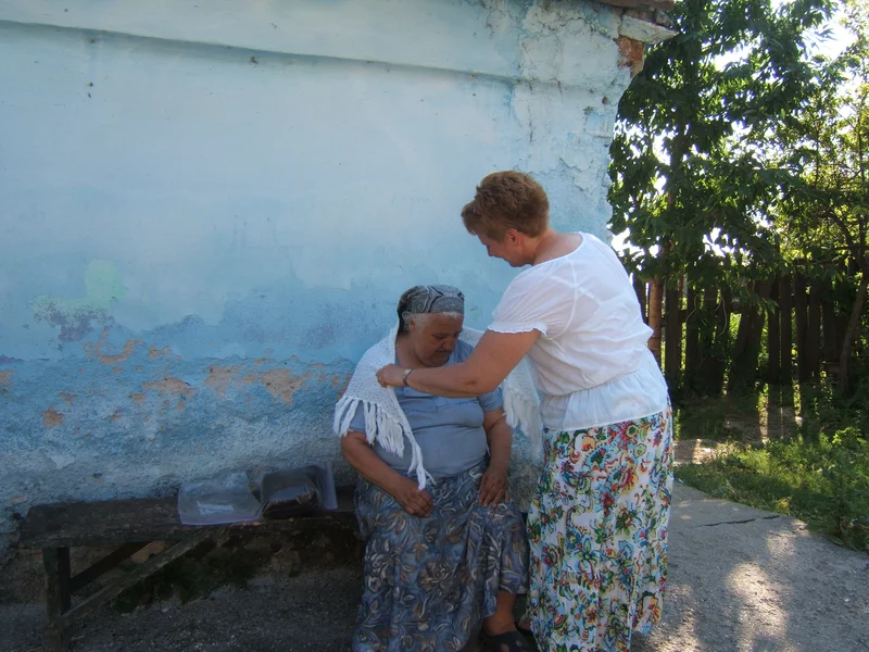 Anna receives a shawl.
